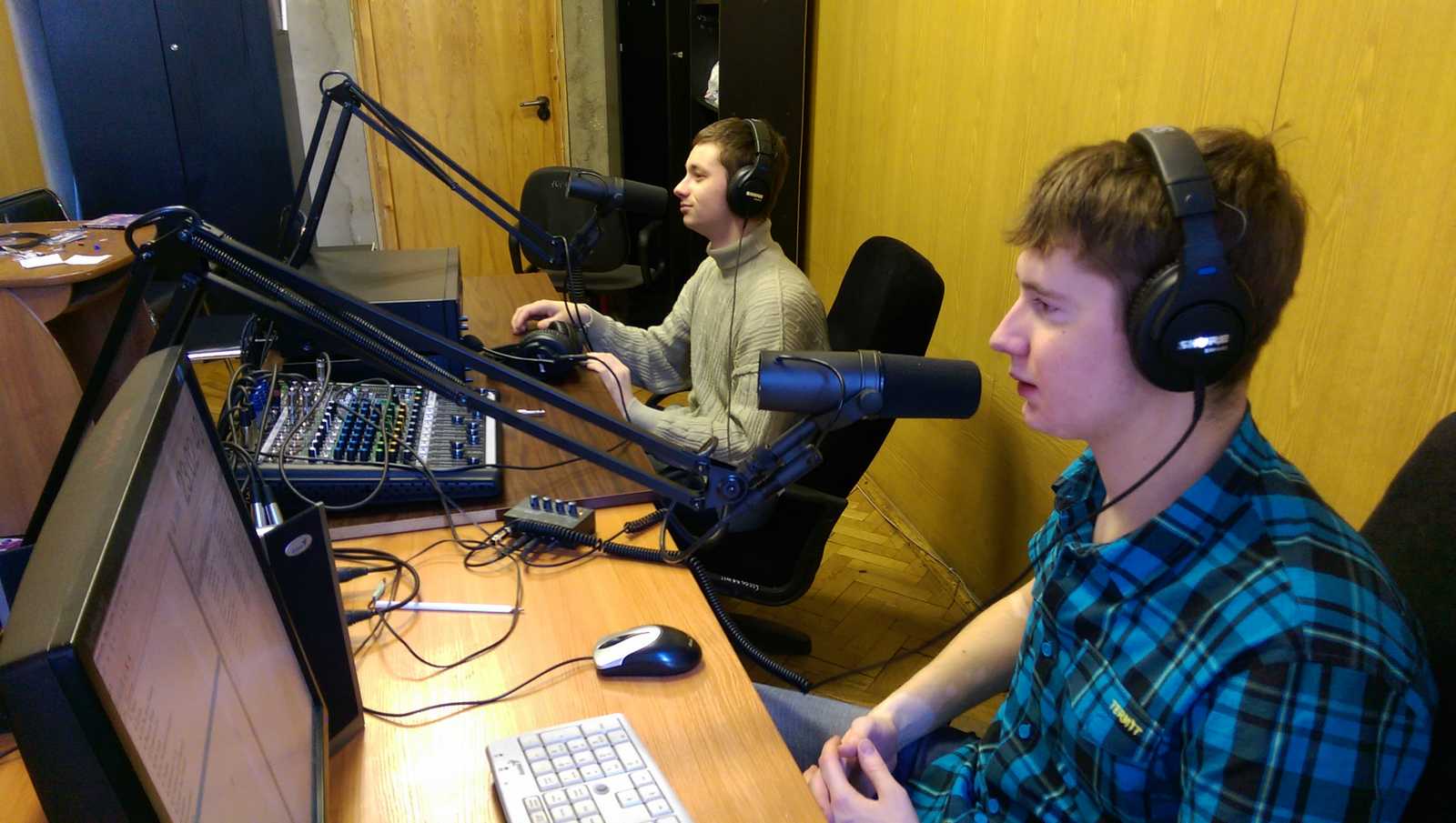 Щедрин Вячеслав и Муромцев Григорий ведут радиопередачу.